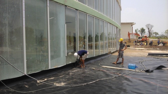 trải bạt hdpe chống thấm nh&agrave; m&aacute;y lọc dầu