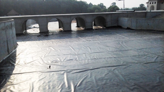 trải l&oacute;t m&agrave;ng chống thấm kho dầu