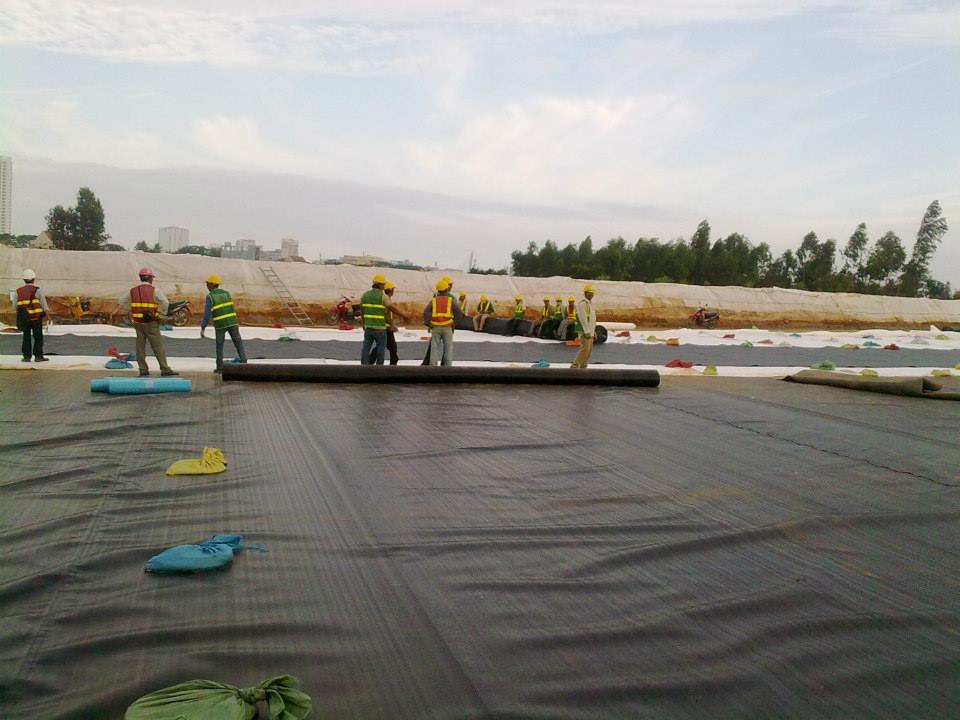 trải l&oacute;t bạt hdpe b&atilde;i chứa chất thải nguy hại