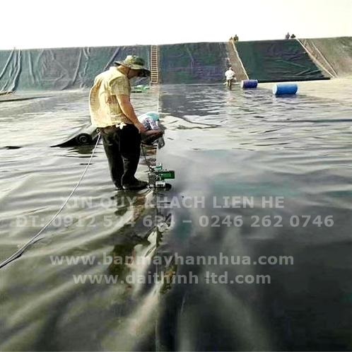 M&aacute;y h&agrave;n bạt HDPE chống thấm hồ chứa - May han nhua LST900