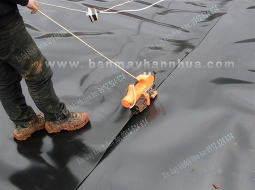 M&aacute;y h&agrave;n bạt HDPE ao nu&ocirc;i t&ocirc;m