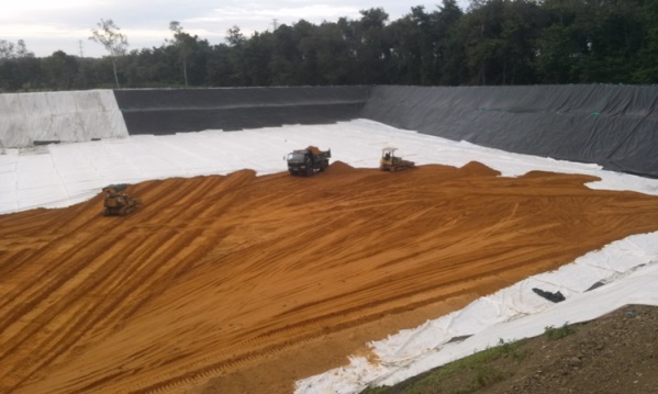 trải bạt nhựa hdpe b&atilde;i r&aacute;c